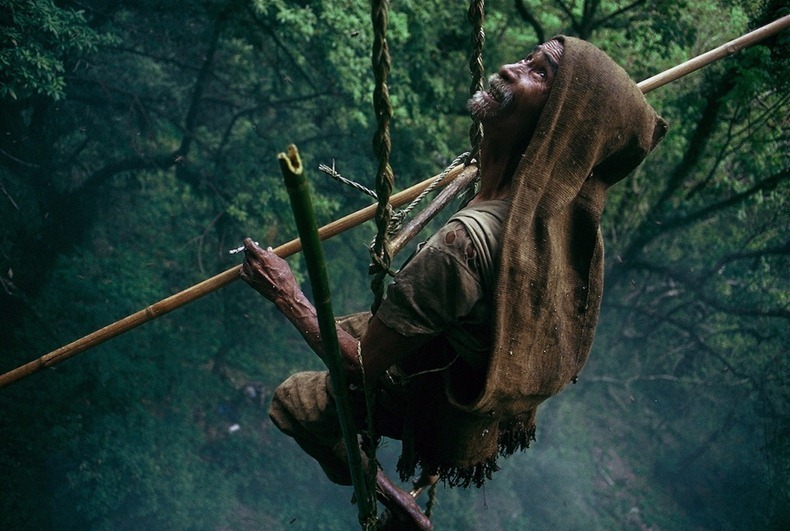 Nepalese Honey Collectors Climb Mountains For Honey