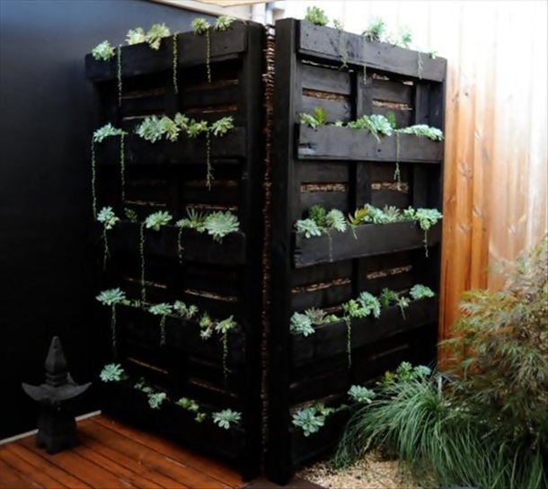 Here Are 25 Things You Can Do With Wood Pallets. #19 Will Come In Handy For Sure.